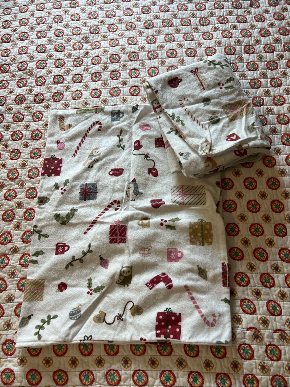 (2) Standard Pillow Cases Cuddl Duds Flannel Winter Christmas Cabin